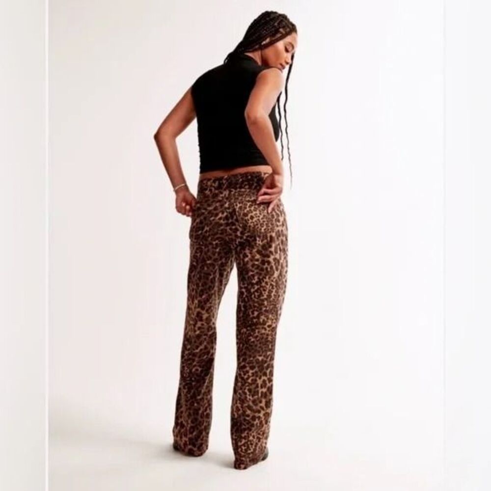 Abercrombie & Fitch Baggy Low Rise Leopard Print Jeans Straight Leg Size 26/2L - Picture 2 of 11